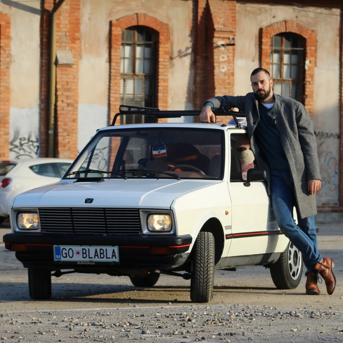 Marko gre na pot z Yugom. Vir: Instagram