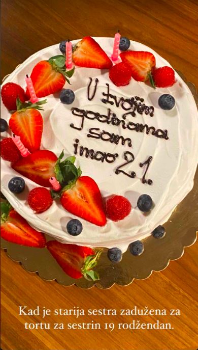 Zala je spekla torto za sestro. Vir: Instagram