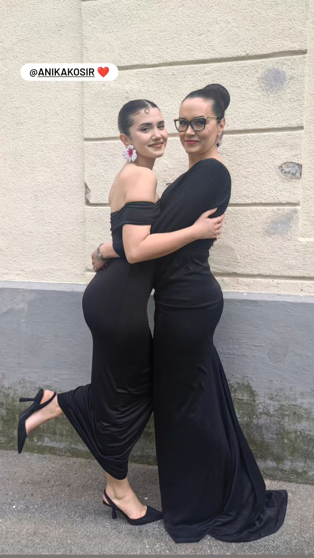 Alenka in Anika - maturantski ples. Vir: Instagram