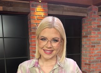 Darja Gajšek z mikrofonom