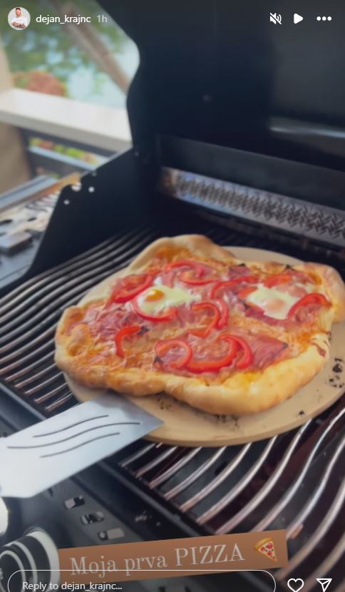 Dejan Krajnc in njegova prva pizza. Vir: Instagram