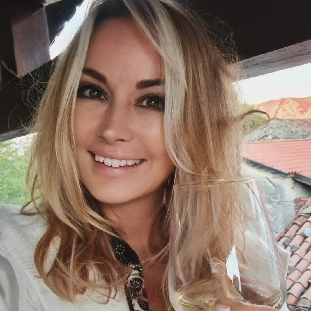 Saša Lendero s kozarcem v roki Saša Lendero s kozarcem v roki