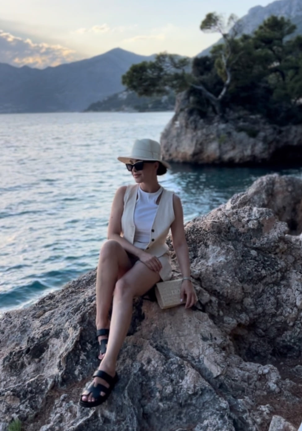 Sanja Grohar na morju s svojo družino naslovnica