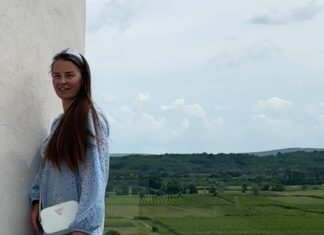 Tina maze v obleki