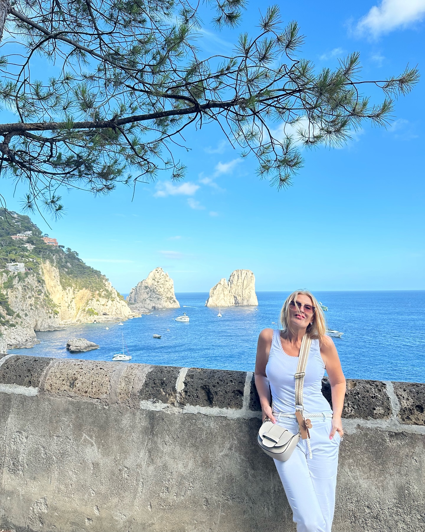 Helena Blagne ob italijanski obali. Vir: Instagram