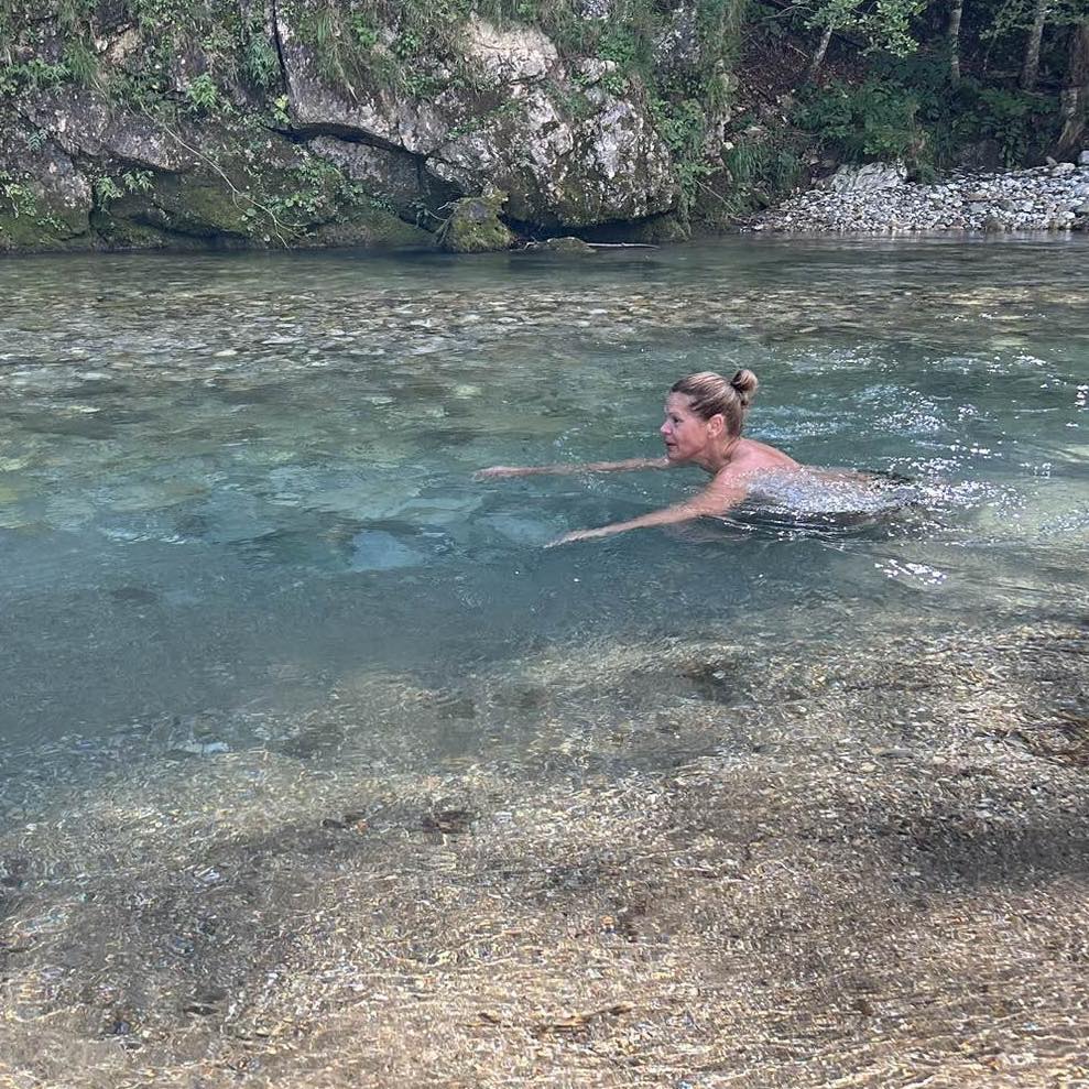Alenka Bratušek se je kopala v mrzli vodi