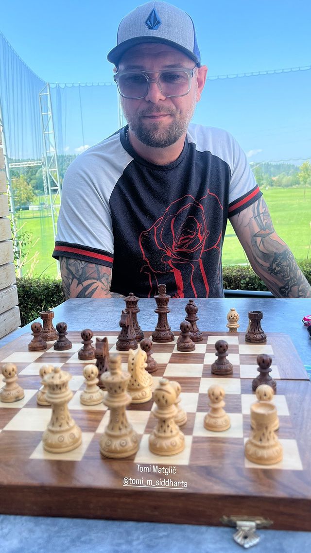 Bojan igra šah s Tomijem Megličem