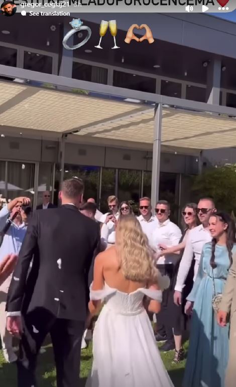 Gregor Čeglaj s čestitko mladoporočencema