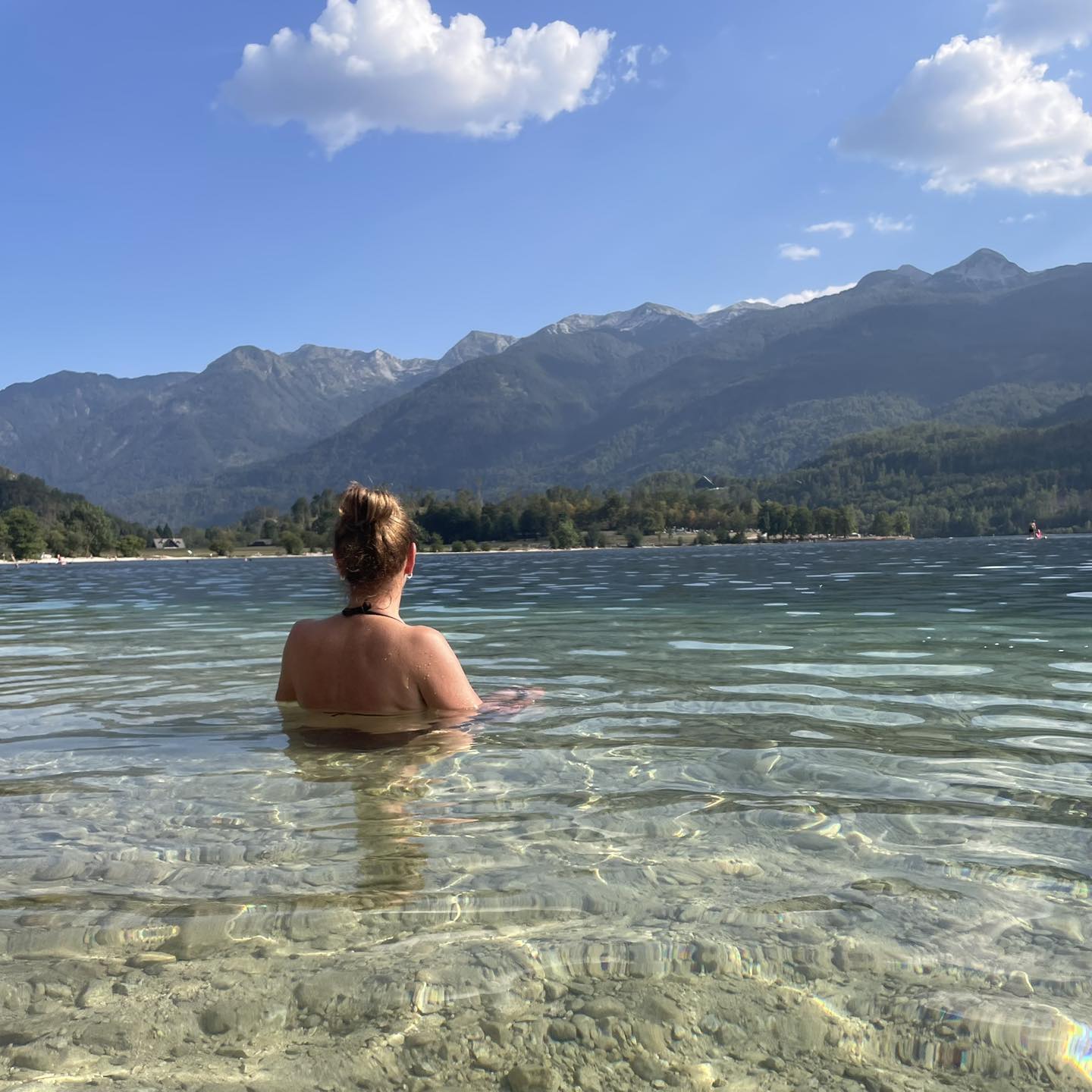 Alenka Bratušek je še zadnjič letos zaplavala v Bohinjskem jezeru