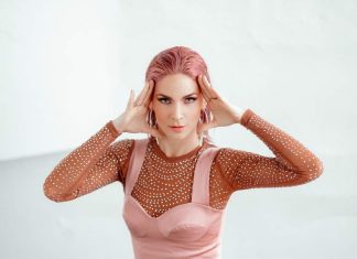 Pevka Lea Sirk po koncertu obležala na tleh