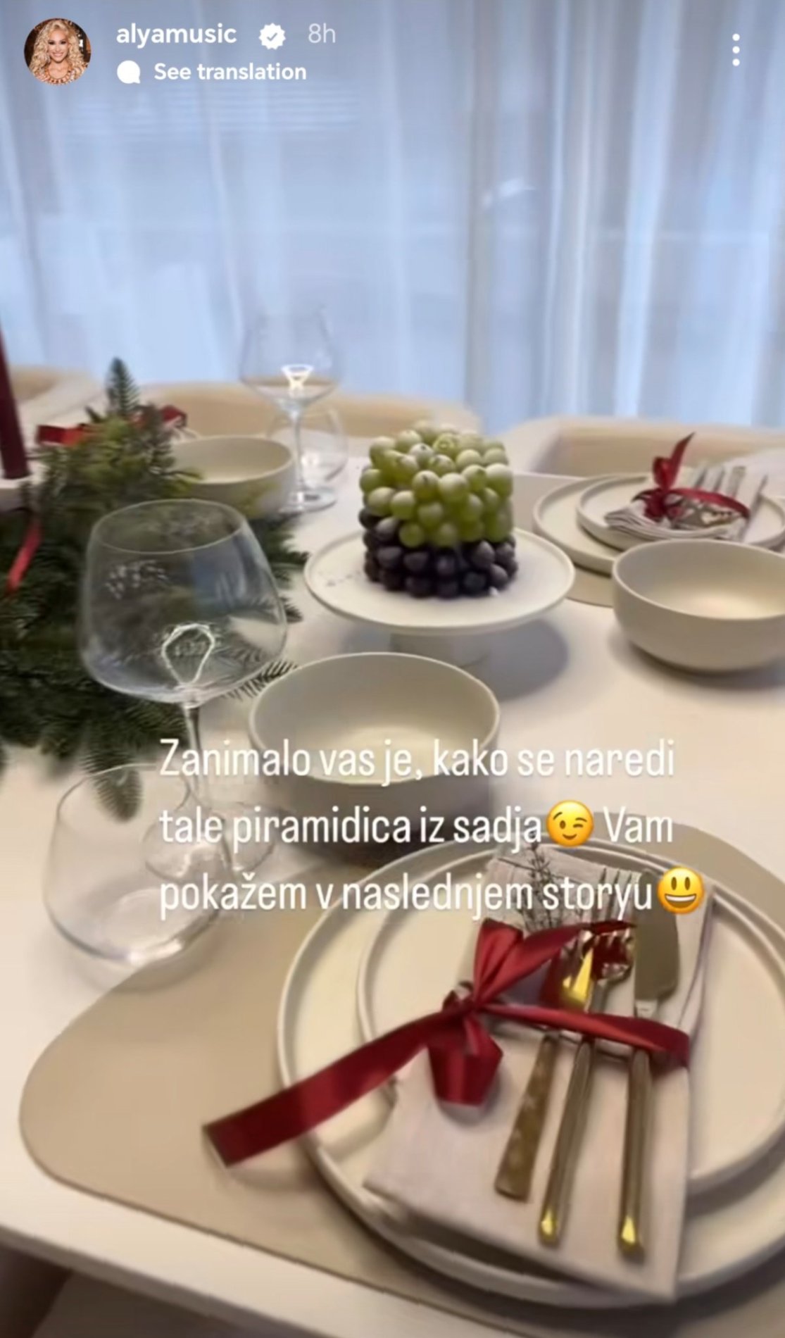 Lepo dekorirana miza pri Alyi doma