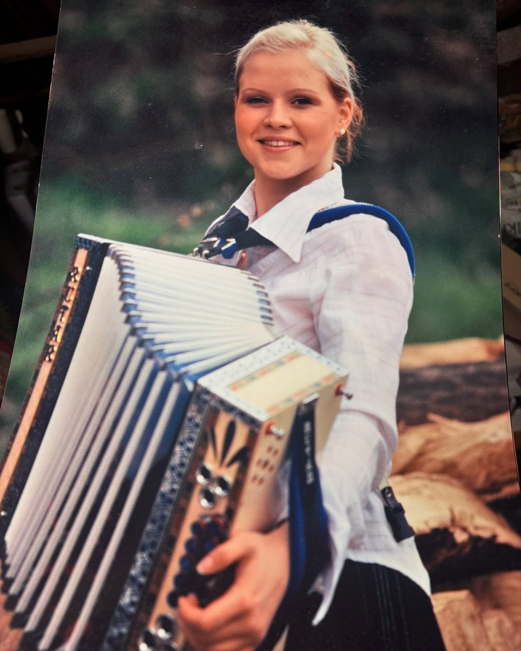 Darja Gajšek s svojo prvo harmoniko Darja Gajšek s svojo prvo harmoniko