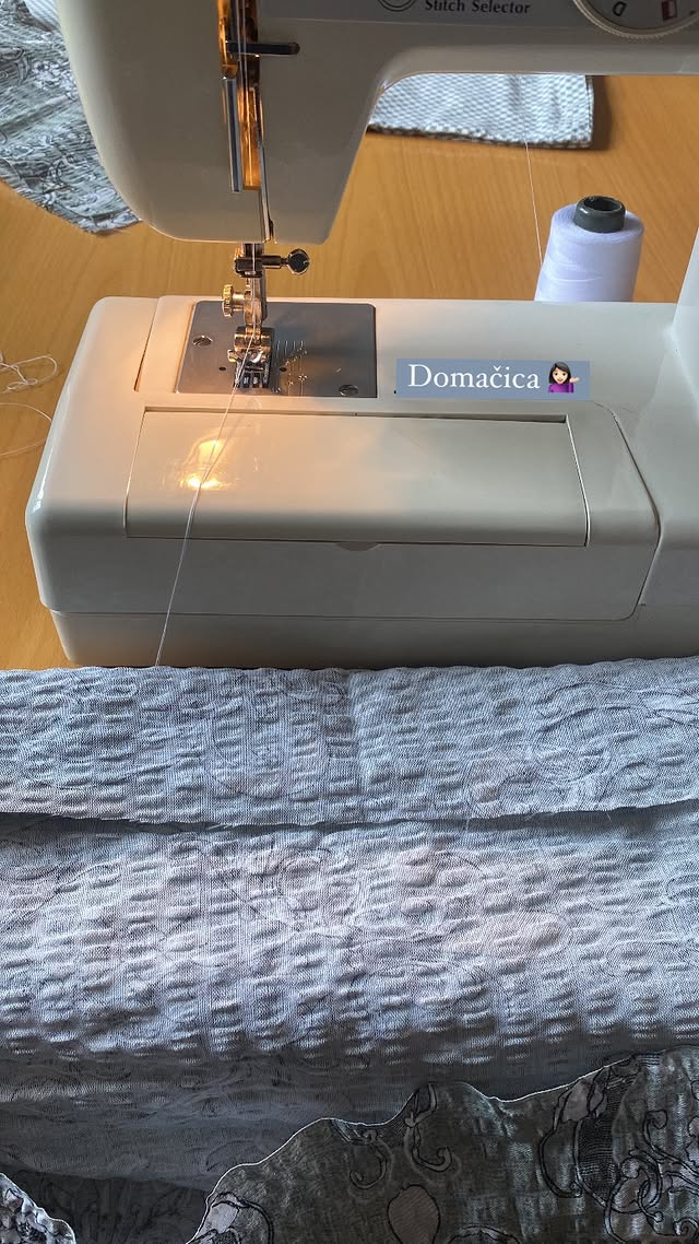 Lidija se je lotila šivanja