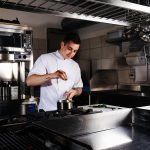 Zmagovalec MasterChefa se je sredi oceana znašel v težkih in skrb vzbujajočih razmerah