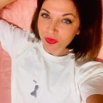 Jasna Kuljaj v Planici fotografu pozirala v družbi postavnega slovenskega glasbenika