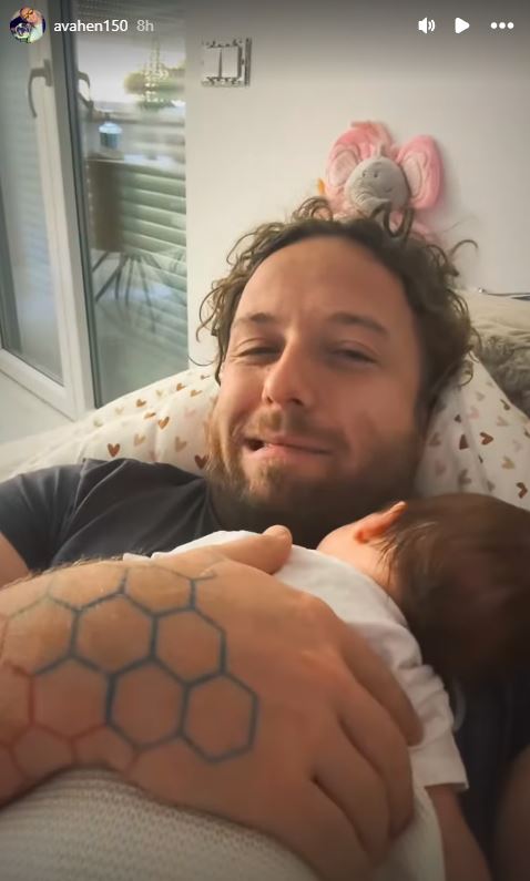 Ambrož Vahen Kralj se crklja s hčerko. Vir: Instagram