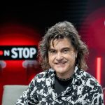 Urška Klakočar Zupančič v naročju Bora Zuljana sredi belega dne …