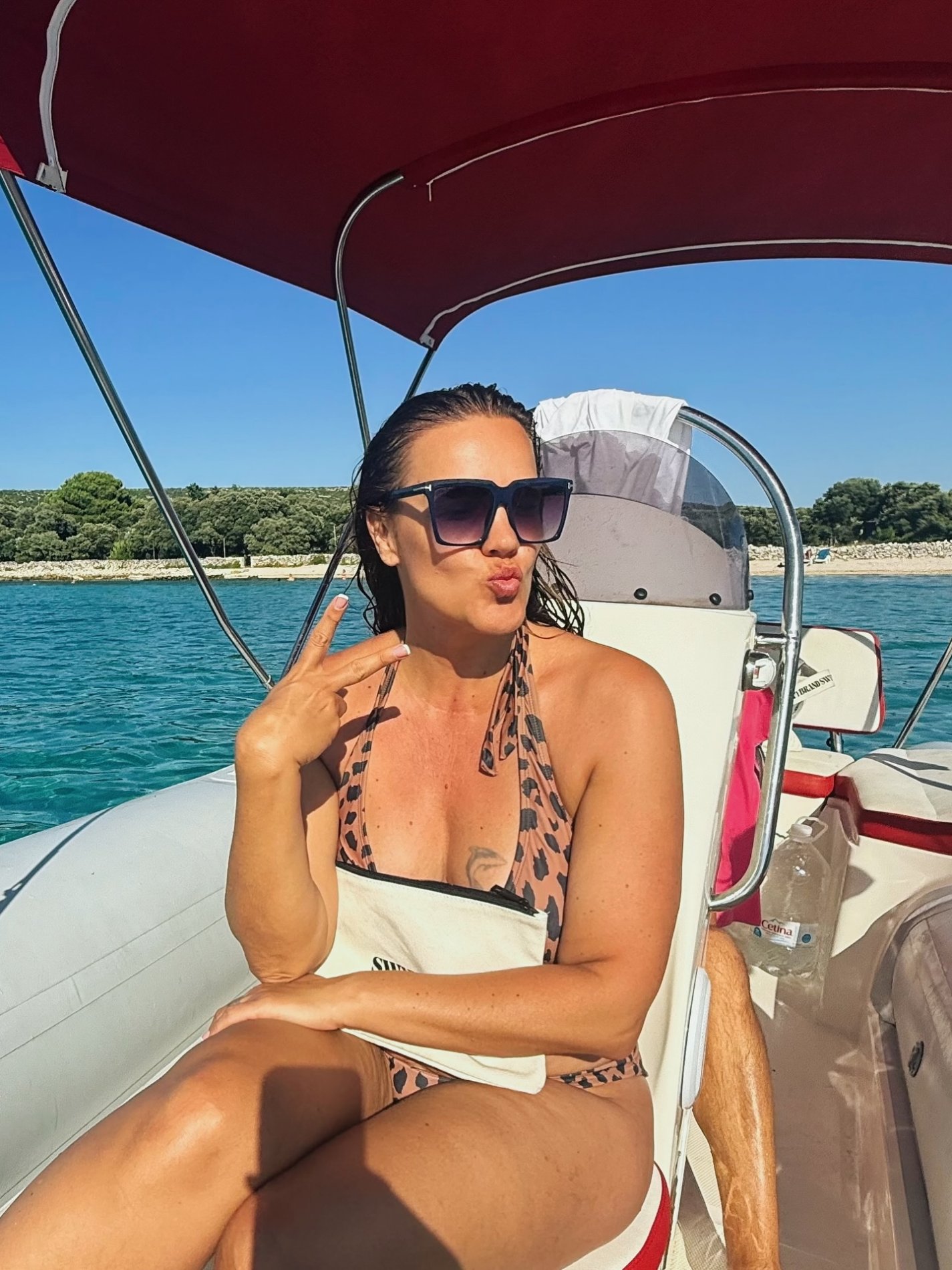 Rebeka Dremelj skriva svoj trebuh