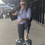 Borut Pahor z mlado slovensko športnico, držala sta se za roke