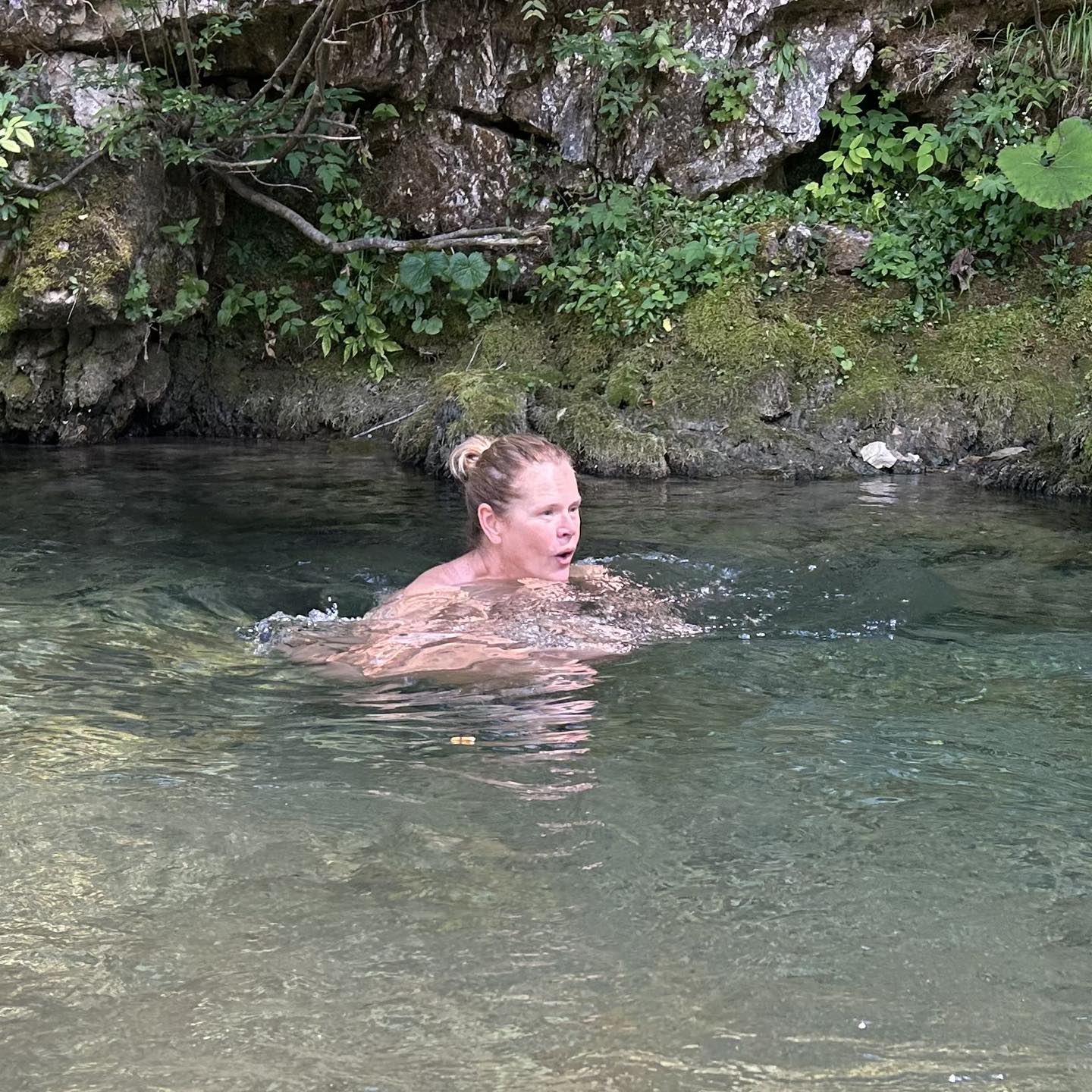 Alenka Bratušek se je osvežila v mrzli vodi. Vir: Instagram