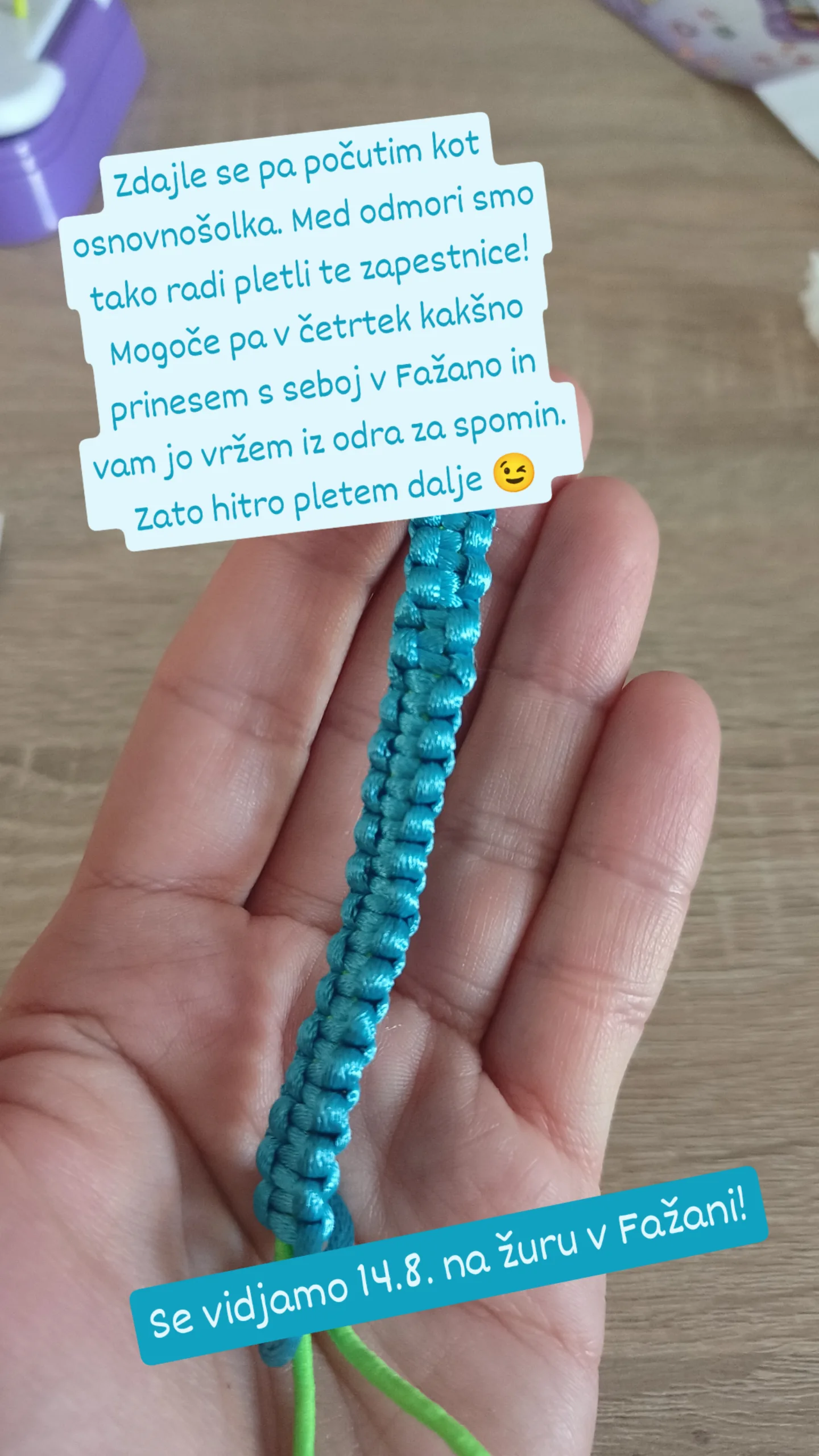 Tanja Žagar plete zapestnice. Vir: Instagram