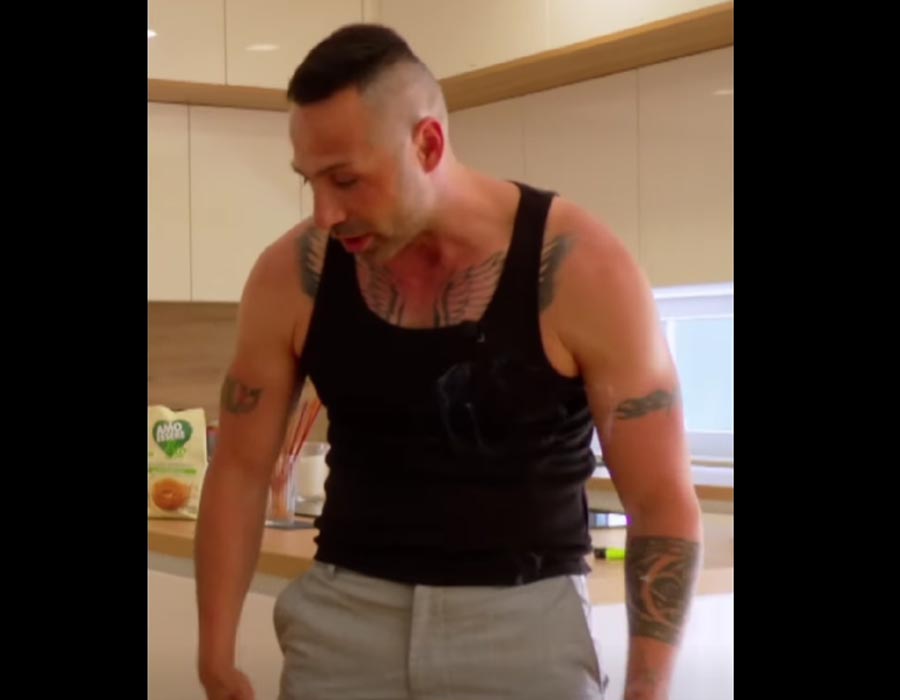Sandi je želel, da Viki obleče bolj oprijeto obleko. Vir: Instagram