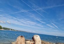 Kaj se zdaj dogaja z Urško Čepin? Na obali ujeta z žensko …