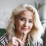 Frizer svetovnih zvezdnic razkriva, da ta blond barva ženske po 50. letu močno postara