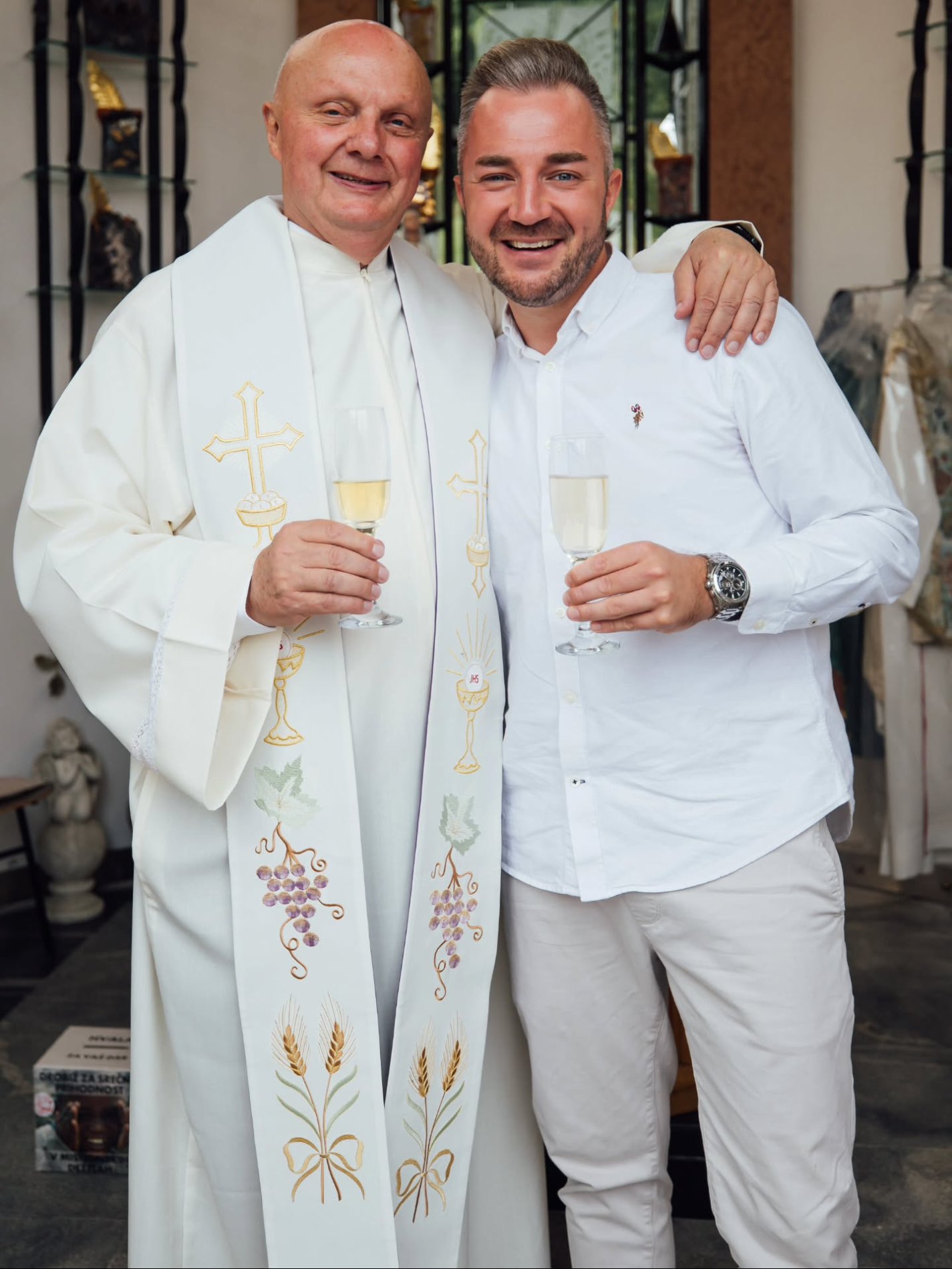 Dejan Dogaja in župnik, ki je krstil njegovega sina kot tudi njega. Vir: Instagram