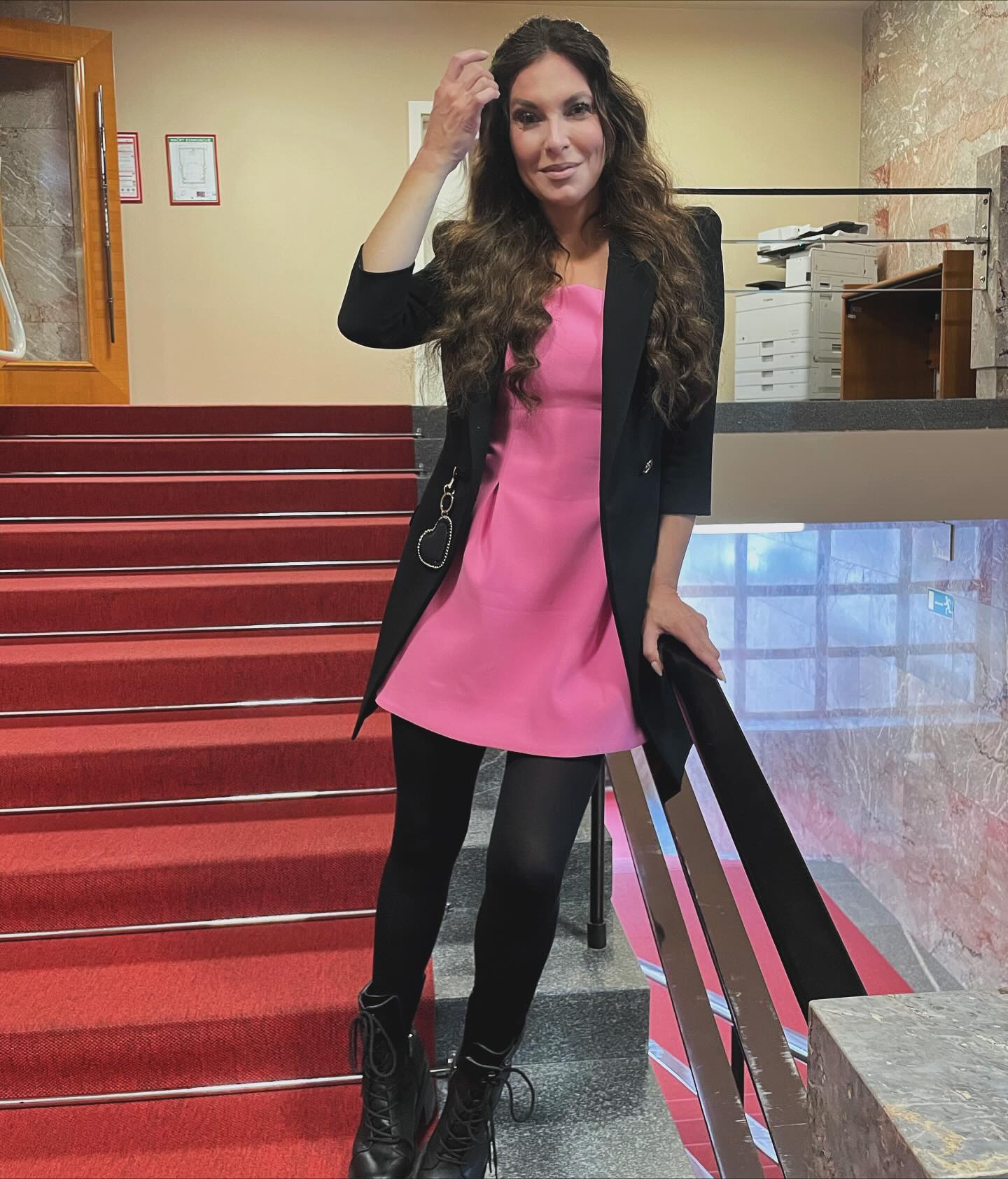 Eva Irgl na delovnem mestu v sproščeni opravi. Vir: Instagram