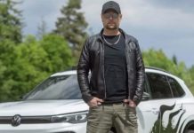Dekle Tomija Megliča se je v avtu z njim pojavilo oblečeno le v …