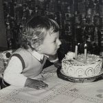 Prepoznate malčka na fotografiji? Danes ga pozna čisto vsak Slovenec