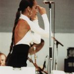 Večna eleganca v eni potezi: Frizura, s katero boš uglajena vsako sekundo
