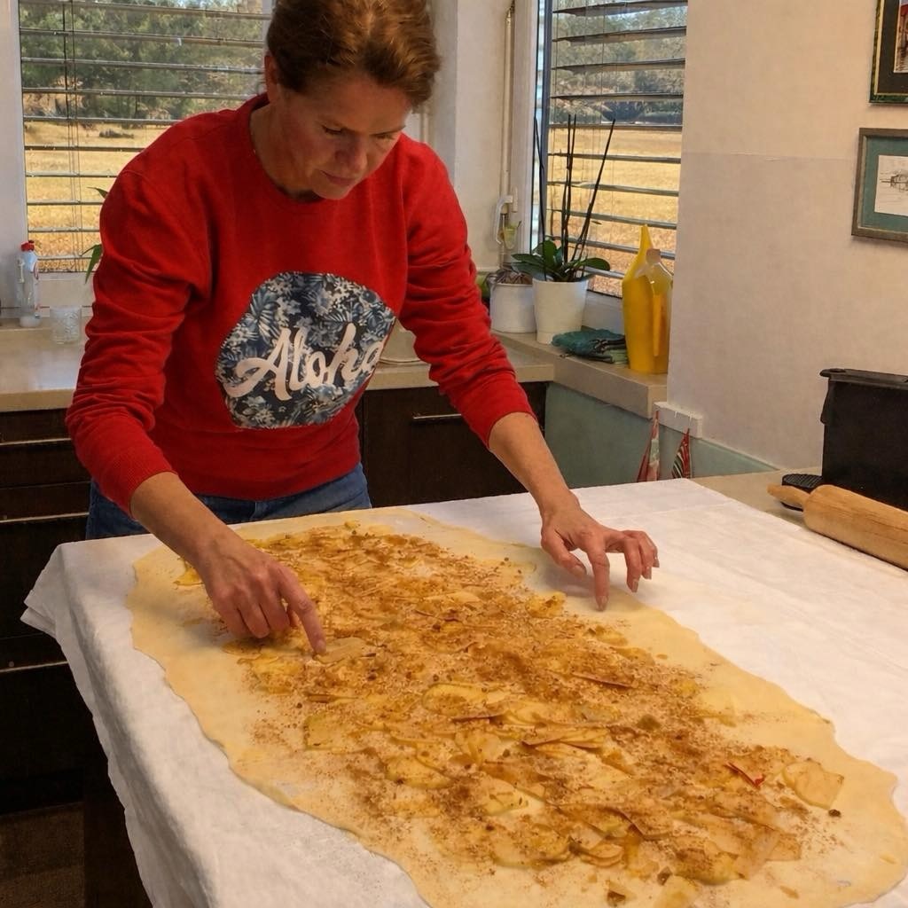 Bratuškova pripravlja jabolčni zavitek. Vir: Instagram