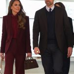 Drzna poteza Kate Middleton – nosila je plašč, ki je prekršil modna pravila dvora