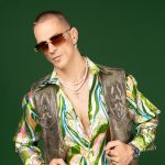 Igor Mikić (Kmetija) ujet v objemu s svetlolaso lepotico