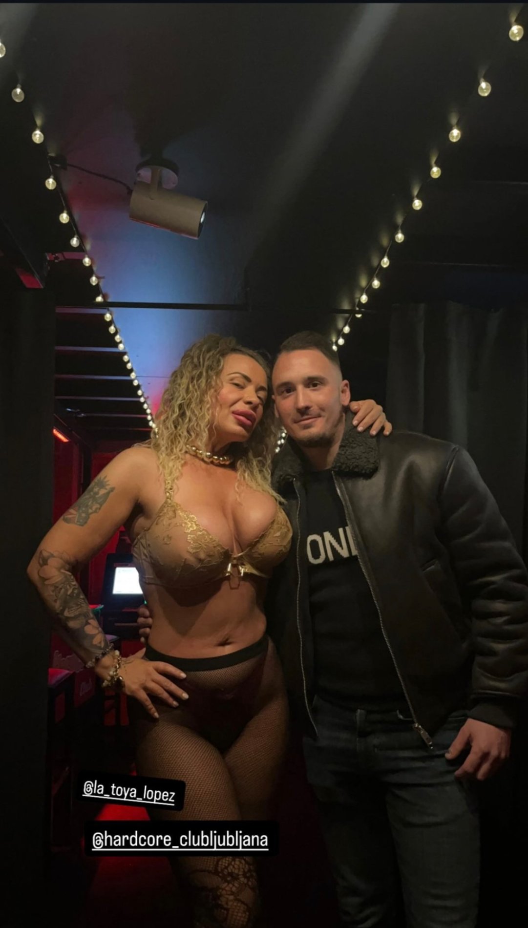 La Toya in Žan v objemu