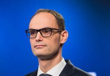 Anže Logar z ženo pritegnil pozornost na volitvah Anže Logar