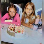 Uganete, kdo je deklica na fotografiji? Danes je uspešna pevka in žena slavnega glasbenika