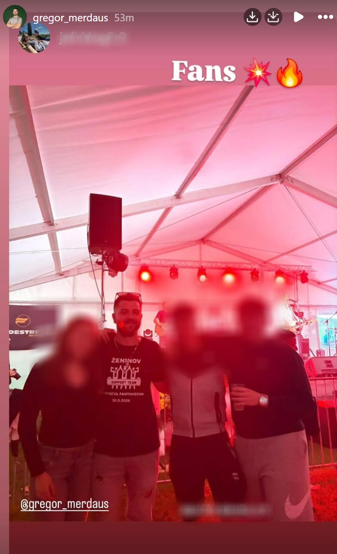 Gregor Merdaus je bil eden izmed najbolj priljubljenih tekmovalcev letošnje sezone resničnostnega šova Kmetija. Mnogi gledalci so ga videli celo v finalu, zato je njegov izpad v areni proti Igorju Mikiću marsikoga presenetil.Po odhodu iz šova se je Gregor sicer še vrnil na posestvo kot potencialni porotnik, kjer je odkrito spregovoril tudi o težavah, ki jih je imel doma. Priznal je, da so govorice in »dolgi jeziki« po njegovem sodelovanju v oddaji vplivali tudi na odnos s partnerko, a je dal vedeti, da želi predvsem mirno nadaljevati svoje življenje.
Zdi pa se, da Gregor tudi po Kmetiji ostaja zelo prepoznaven obraz. Ujeli smo ga na fantovščini, kjer je skupaj z družbo obiskal veselico. Tam ni ostal neopažen, saj so ga številni obiskovalci hitro prepoznali, z njim poklepetali in se fotografirali.
Čeprav se je po koncu šova nekoliko umaknil iz medijskega dogajanja, je očitno, da med gledalci še vedno uživa veliko priljubljenost. Mnogi namreč menijo, da je bil prav Gregor eden najbolj pristnih in simpatičnih obrazov letošnje Kmetije.
Videti je, da Gregor po šovu živi precej bolj umirjeno življenje, a zanimanje javnosti zanj še zdaleč ni izginilo.