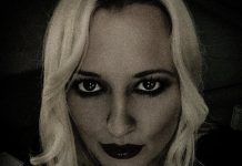 Pevka Mirna Reynolds (Foxy Teens) v solzah
