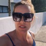 Kaj se dogaja, Rebeki Dremelj se je na potovanju pridružil pevec, ki naj bi bil le njen prijatelj
