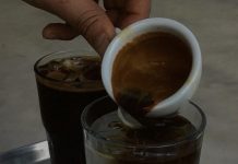 Pitje kave poleti: Mit o dehidraciji in kako jo uživati v vročini