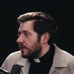 Župnik Martin Golob se okoli vozi v takšnem avtomobilu