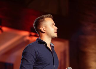 Luka Basi je s prestižne jahte sporočil veselo novico, njegov videz pa je nenavaden