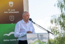 Janez Janša se je lotil kmečkega dela, za katerega ne poprime vsak