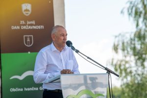 Janez Janša se je lotil kmečkega dela, za katerega ne poprime vsak