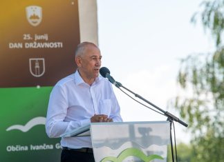 Janez Janša se je lotil kmečkega dela, za katerega ne poprime vsak