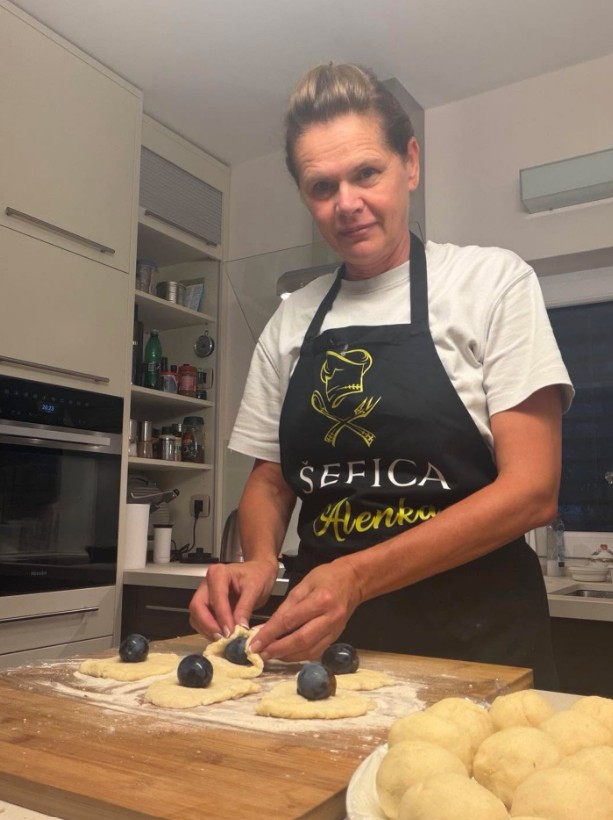 Alenka Bratušek dela slivove cmoke. Vir: Instagram