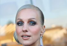 Nika Urbas navdušila v barvnih dvodelnih kopalkah